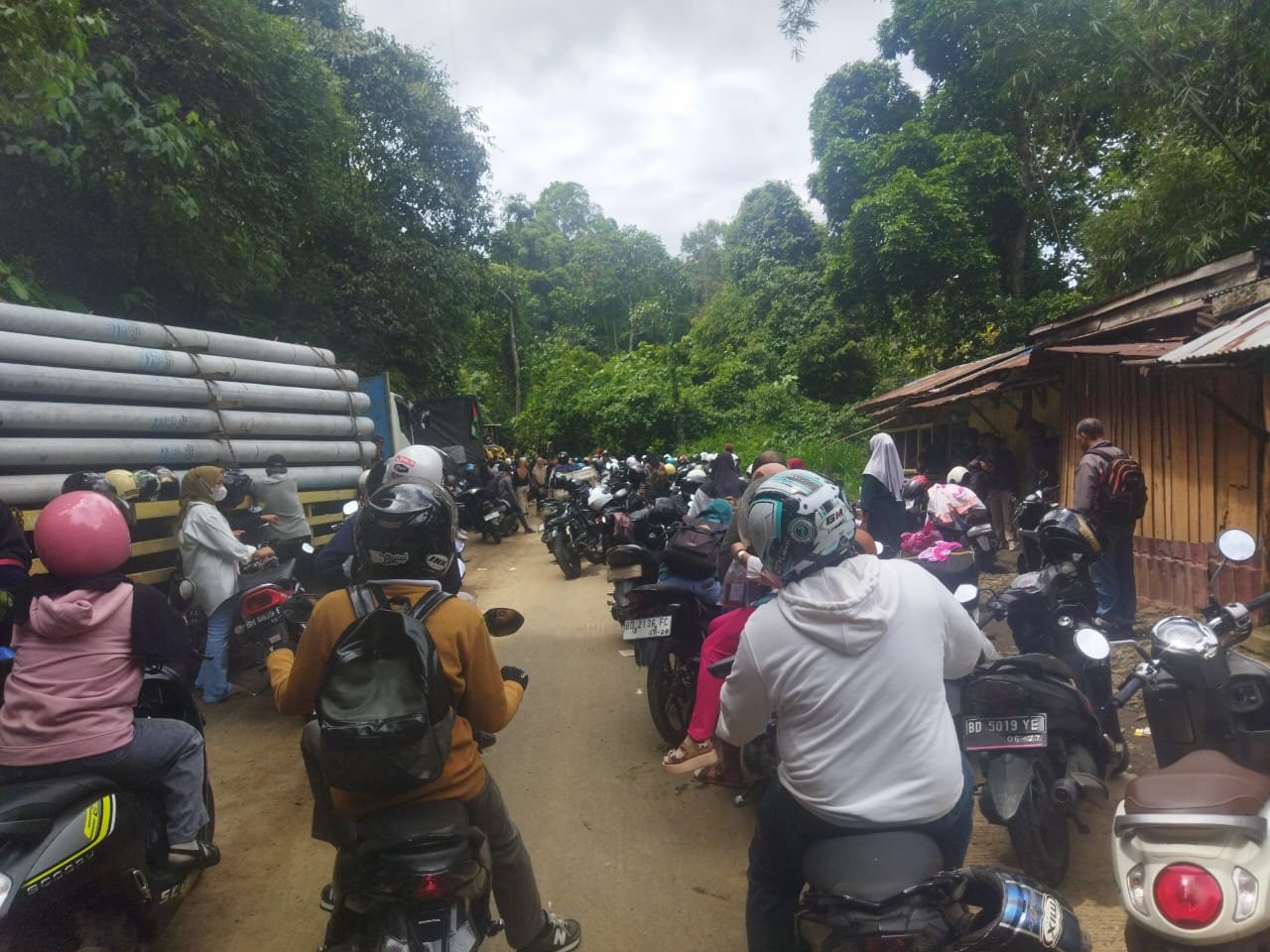 Tumpukan kendaraan akibat Jalan Liku 9 ambles, Pemprov Bengkulu sedang Berupaya membuka jalur baru